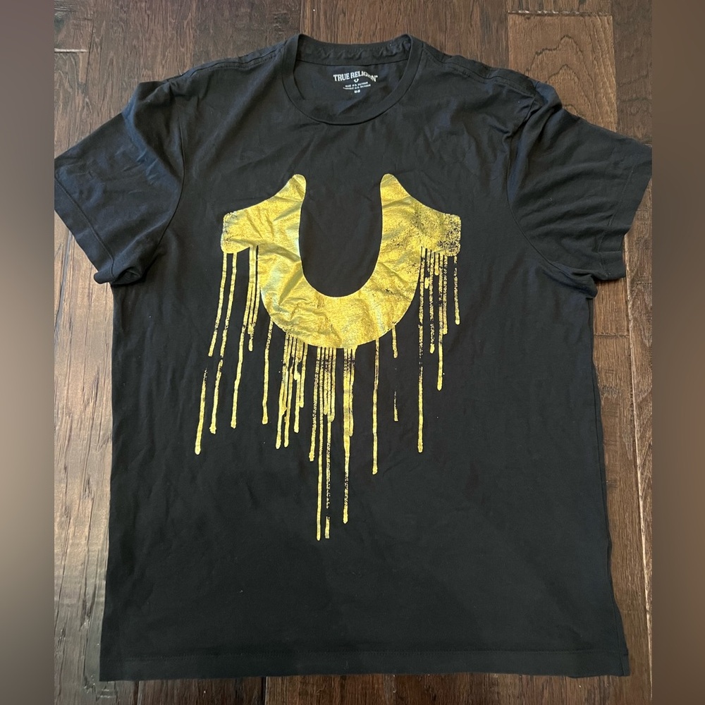 True Religion Black and Gold Men's T-Shirt
Medium 
Like new